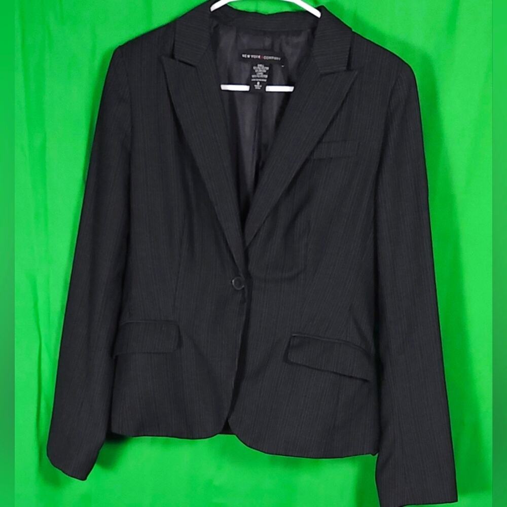 NY & Co Women’s Pinstripe Blazer • Size 8 • Lined • Pockets • EUC
